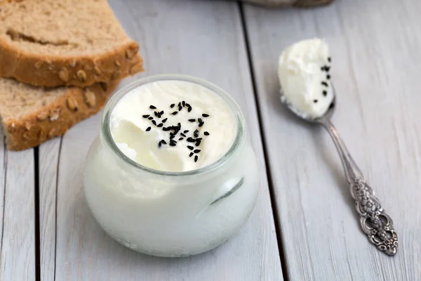 Iogurte Natural Com Cominho Preto Pão Sobre Fundo Madeira — Fotografia de Stock