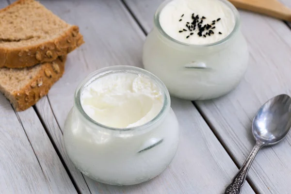 Naturjoghurt Mit Schwarzkümmel Und Brot Auf Holzgrund — Stockfoto