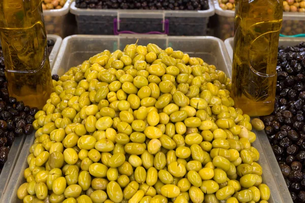 Aceitunas Verdes Frescas Mercado —  Fotos de Stock