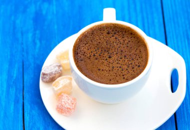 Ahşap arka planda zevkli Türk kahvesi