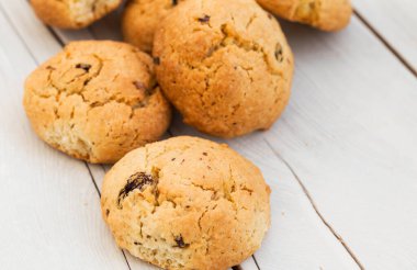 Ahşap arka planda kurabiyeler