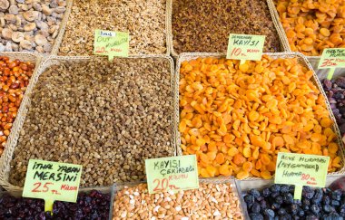 Markette tezgahta çeşitli kurutulmuş otlar var..