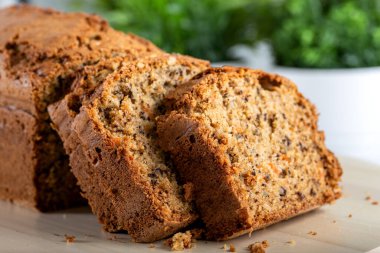 Beyaz arka planda tatlı cevizli havuçlu kek