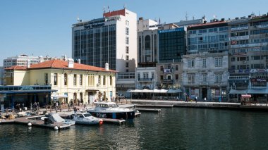 Pasaport İskelesi ve feribot terminalinin manzarası. İzmir. Türkiye