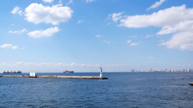 İzmir / Türkiye - 01 / 14 / 2019: Yolcu feribotundan Karsiyaka 'ya şehir manzarası.