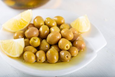 Beyaz arka planda yeşil zeytinli kase