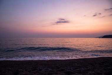 Deniz kenarında gün batımı, manzara. Arkaplan.