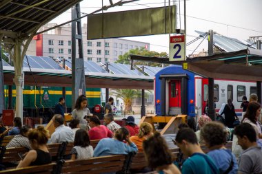 Basmane / İzmir / Türkiye - 26 / 08 / 2019: Basmane Demiryolu İstasyonu (Türkçe: Basmane gar), İzmir 'deki bir şehirler arası ve bölgesel demiryolu terminali. Kalkışı bekleyen yolcular.