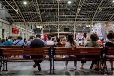Basmane / İzmir / Türkiye - 26 / 08 / 2019: Basmane Demiryolu İstasyonu (Türkçe: Basmane gar), İzmir 'deki bir şehirler arası ve bölgesel demiryolu terminali. Kalkışı bekleyen yolcular.