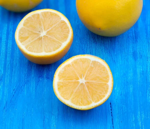 Limones Frescos Sobre Fondo Madera — Foto de Stock