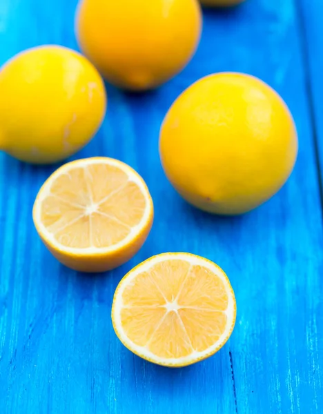 Limones Frescos Sobre Fondo Madera —  Fotos de Stock