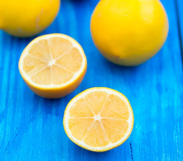 Limones Frescos Sobre Fondo Madera —  Fotos de Stock