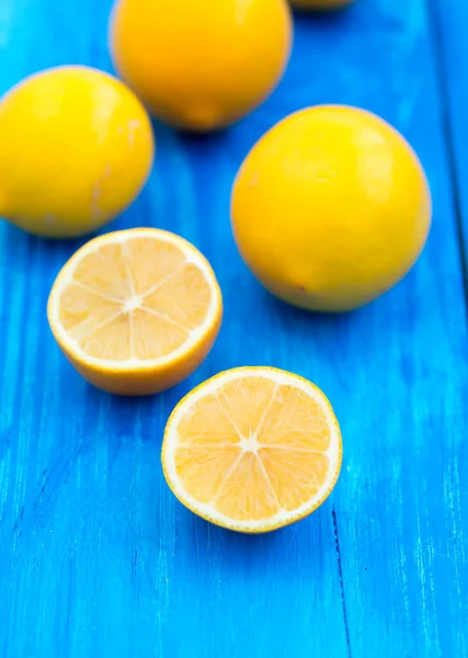 Frische Zitronen Auf Holzgrund — Stockfoto