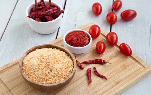 Tarhana (pişmemiş). Çiğ tarhana ve sebze..