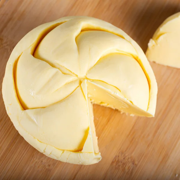 Manteiga Fresca Fatiada Fundo Madeira — Fotografia de Stock