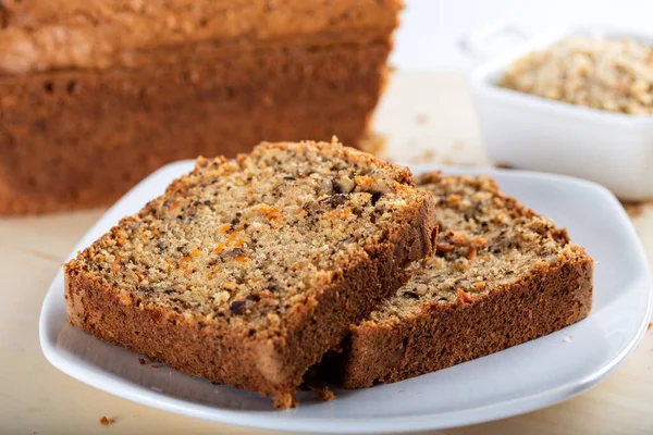 Beyaz arka planda tatlı cevizli havuçlu kek