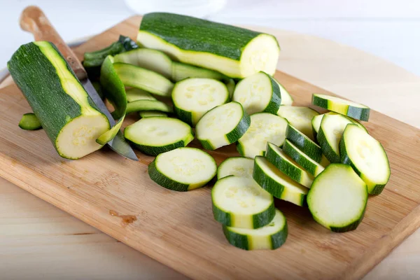 Memotong Zucchini Dengan Pisau Papan Kayu — Stok Foto