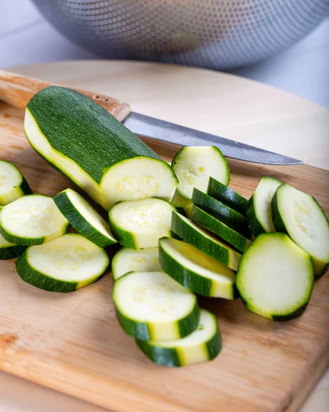 Tagliare Zucchine Con Coltello Una Tavola Legno — Foto Stock