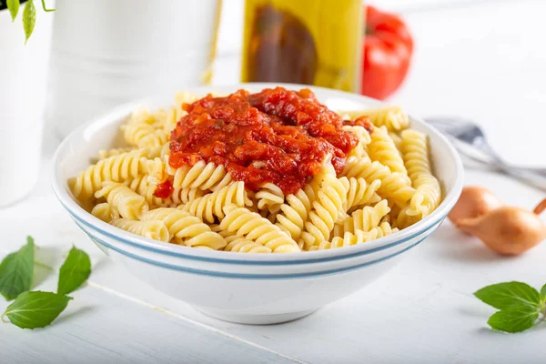 Pasta Con Salsa Tomate Sobre Fondo Madera —  Fotos de Stock