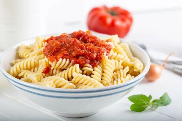 Pasta Con Salsa Tomate Sobre Fondo Madera —  Fotos de Stock