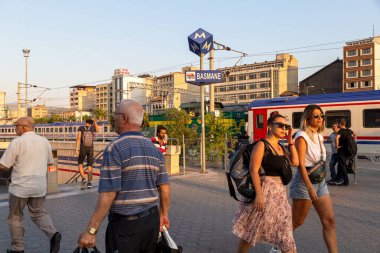 Basmane, İzmir / Türkiye - 08 / 29 / 2019: Metro istasyonuna gelip giden yolcular.