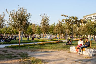 Konak, İzmir / Türkiye - 09 / 08 / 2019: İnsanlar Konak Ferry Limanı yakınlarındaki parklarda dinleniyor ve deniz kenarında yürüyor.