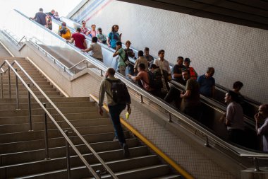 Basmane, İzmir / Türkiye - 08 / 29 / 2019: Metro istasyonuna gelip giden yolcular.