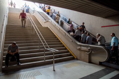 Basmane, İzmir / Türkiye - 08 / 29 / 2019: Metro istasyonuna gelen yolcular.