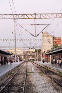 Basmane, İzmir / Türkiye - 8 / 26 / 2019: Basmane Demiryolu İstasyonu (Türkçe: Basmane Gari), İzmir, Türkiye 'de bir şehirlerarası ve bölgesel demiryolu terminali ve hızlı geçiş istasyonu..