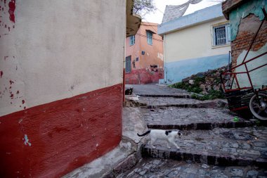Basmane, İzmir / Türkiye - 11 / 30 / 2018: Basmane tarihini koruyan en eski bölgelerden biri. Şu anda çoğunlukla Suriyeli mültecilerin yaşadığı eski evler, Basmane Mahallesi İzmir, Türkiye.