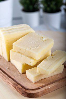 Dilimlenmiş Tulum Peyniri (Türkçe: tulum peyniri).