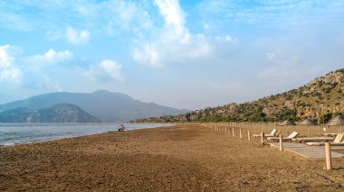 Mugla / Türkiye - 11 / 19 / 2019: Iztuzu plajı, Mugla 'nın Ortaca ilçesine bağlı Dalyan kasabası yakınlarında 4.5 km uzunluğunda muhteşem bir plajdır..