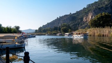 Dalyan, Mugla / Türkiye - 11 / 19 / 2019: Koycegiz Gölü ile Akdeniz arasında Dalyan Nehri. Deniz suyu yüzeyi. Geçmişi. Desen.