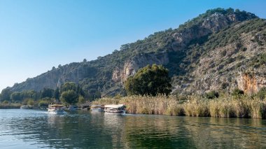 Dalyan, Mugla / Türkiye - 11 / 19 / 2019: Koycegiz Gölü ile Akdeniz arasında Dalyan Nehri. Deniz suyu yüzeyi. Geçmişi. Desen.