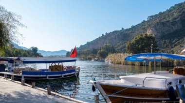 Dalyan, Mugla / Türkiye - 11 / 19 / 2019: Koycegiz Gölü ile Akdeniz arasında Dalyan Nehri. Deniz suyu yüzeyi. Geçmişi. Desen.
