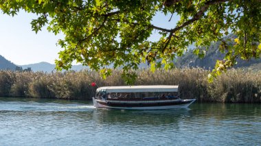 Dalyan, Mugla / Türkiye - 11 / 19 / 2019: Koycegiz Gölü ile Akdeniz arasında Dalyan Nehri.