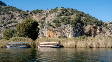 Dalyan, Mugla / Türkiye - 11 / 19 / 2019: Koycegiz Gölü ile Akdeniz arasında Dalyan Nehri.