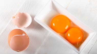Ayrı yumurta beyazı ve sarısı.