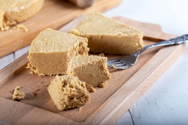 Tahin helvasını ahşap fırında dilimledim..