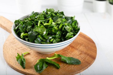 Bir kasede taze ıspanak.