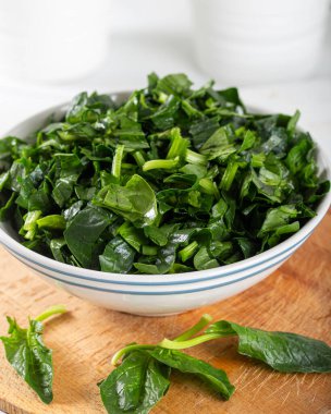 Bir kasede taze ıspanak.