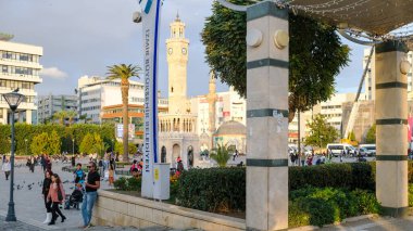 Konak, İzmir / Türkiye - 02 / 16 / 2019: Konak Meydanı ve Tarihi İzmir Saat Kulesi. Saat kulesi ve Konak Meydanı İzmir 'in sembolik merkezleridir..