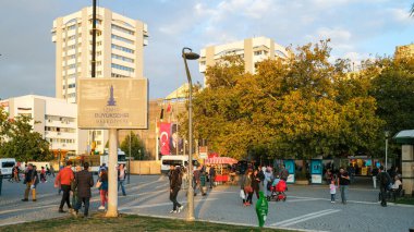 Konak, İzmir / Türkiye - 02 / 16 / 2019: İzmir 'in sembolik merkezi olan Konak Meydanı' ndaki insanlar.
