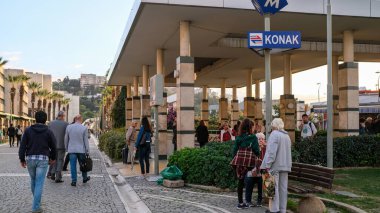 Konak, İzmir / Türkiye - 02 / 16 / 2019: Konak Metro girişinden bir görüntü.
