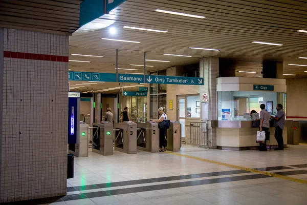 Basmane Izmir Turquía 2019 Estación Metro Basmane Gente Viene Estación — Foto de Stock
