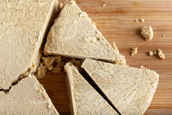 Tahini Halva Scheiben Geschnitten Auf Hölzernem Backgrund — Stockfoto