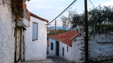 Mugla / Türkiye - 11 / 17 / 2019: Mugla 'nın dar sokaklarının manzarası. Eski Mugla sokakları. Türkiye.