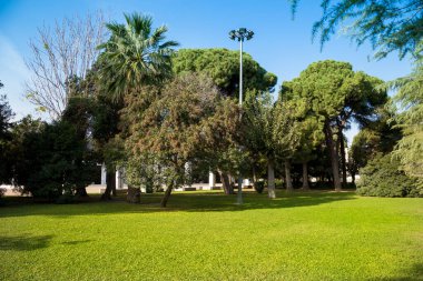 Konak, İzmir / Türkiye - 11 / 22 / 2019 - Kültür Parkı ve Sergi Merkezi. İzmir 'de Kulturpark olarak da bilinen Kltrpark (tercüme edilen kültür parkı) adlı kamu parkı. İzmir Kultur Parkı 'nda koşu pisti.
