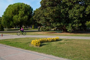 Konak, İzmir / Türkiye - 11 / 22 / 2019: İzmir 'de Kulturpark olarak da bilinen Kltrpark (tercüme edilen kültür parkı) adlı kamu parkı. İzmir 'deki Kültür Park ve Sergi Merkezi.