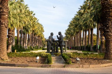 Konak, İzmir / Türkiye - 11 / 22 / 2019: Atatürk İsmet Inonu, Kulturpark / İzmir ile konuşuyor. Heykeltıraş Tankut Oktem tarafından yapılan sembolik heykel.